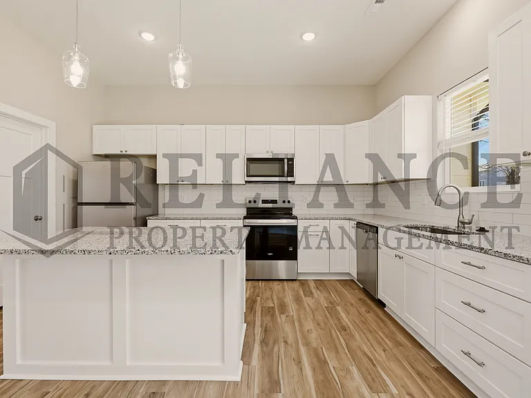 525 E Elmwood St — Photo 19
