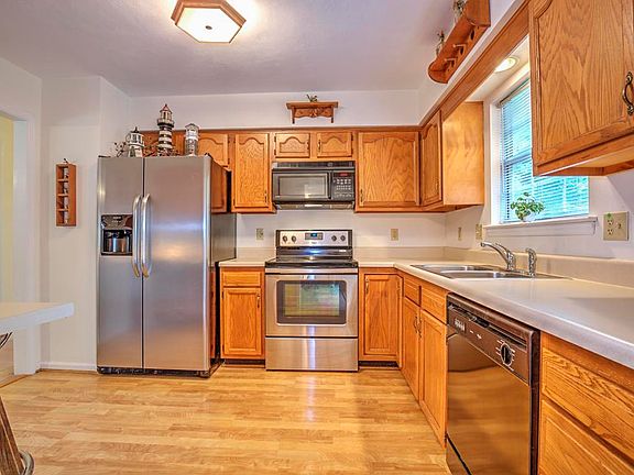 3rd image of 155 Cambridge Dr