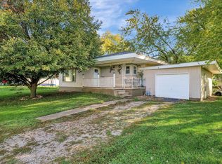 20 Westwood St, Weldon, IL 61882