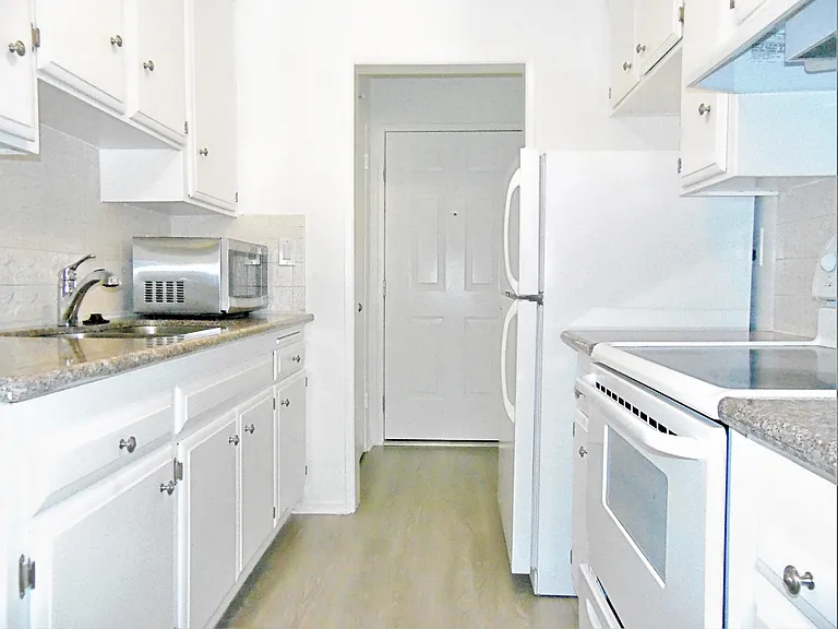 1370 Veteran Ave — Photo 14
