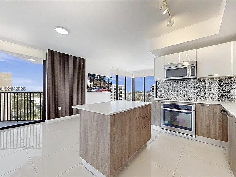 5300 Paseo Dr #1701 — Photo 4