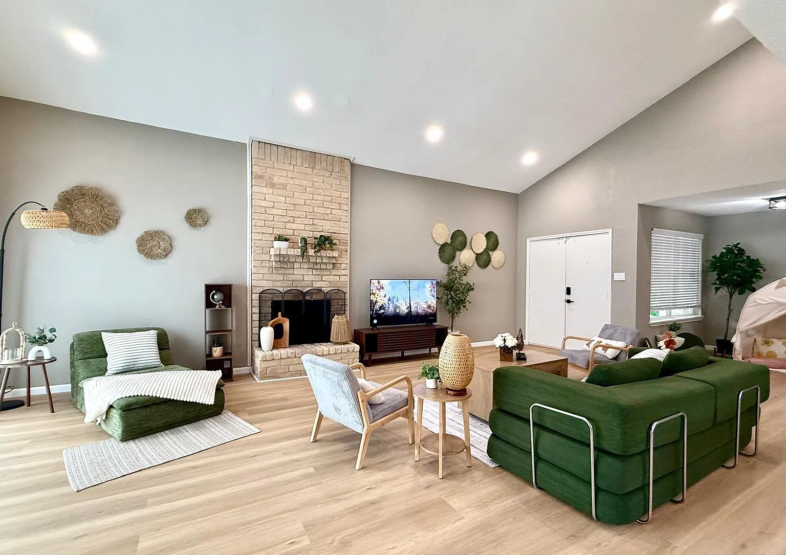 3 bed, 2.0 bath, 1572 sqft, $2,800 — Photo 1