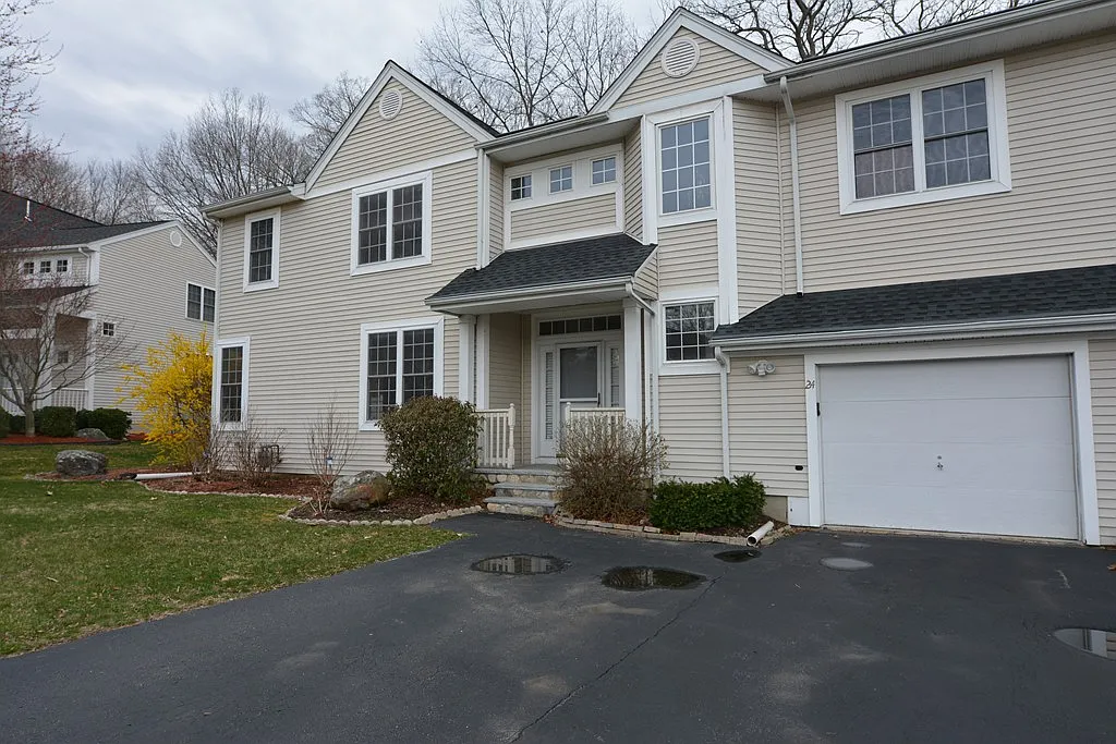 3 bed, 2.5 bath, 2474 sqft, $3,500 — Photo 2