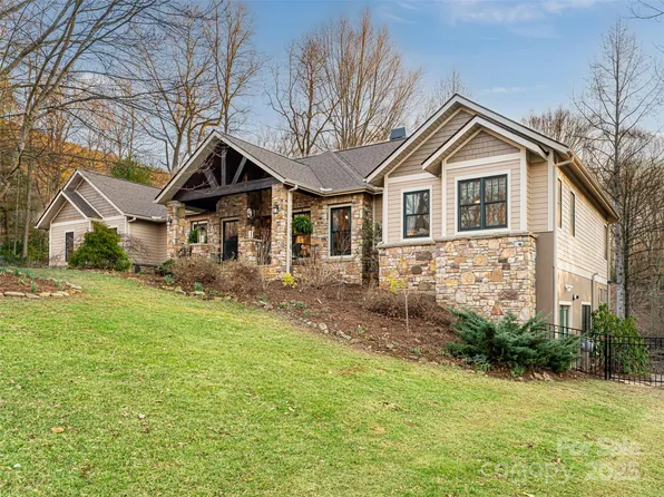 660 Wickhams Fancy Dr, Biltmore Lake, NC 28715