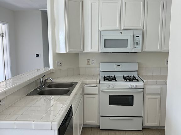 3rd image of 6901 Laurel Canyon Blvd APT 202