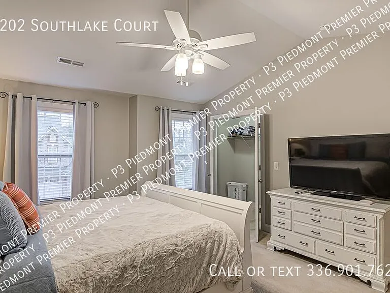 1202 Southlake Ct — Photo 2