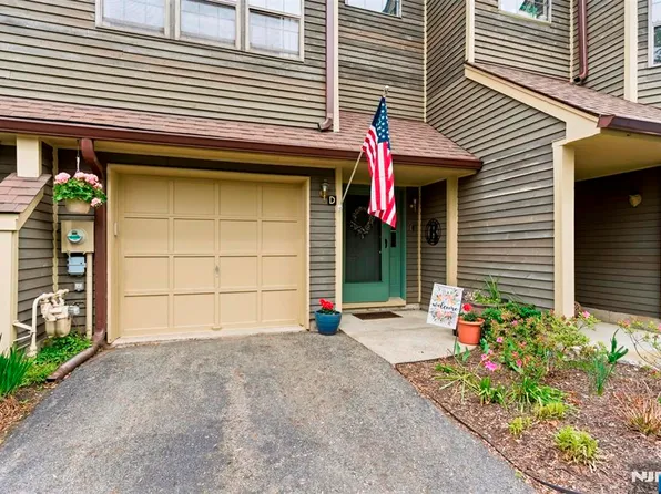 40 Lexington Ln APT D, West Milford, NJ 07480