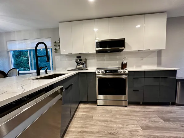 12707 NE 116th St APT A304, Kirkland, WA 98034