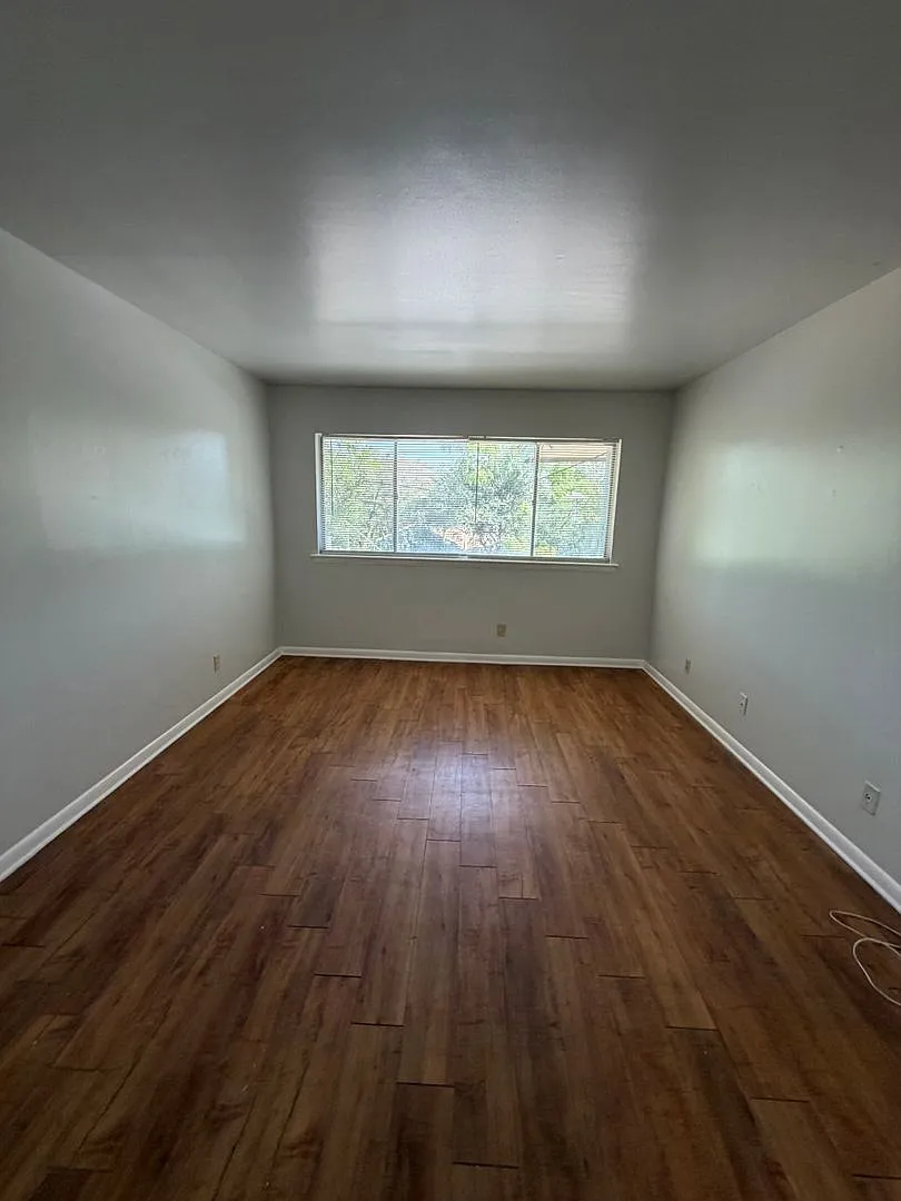 Colonial Apartments — Photo 3