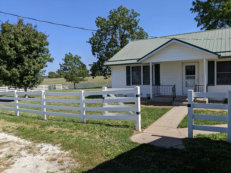 658 Aster Rd — Photo 2
