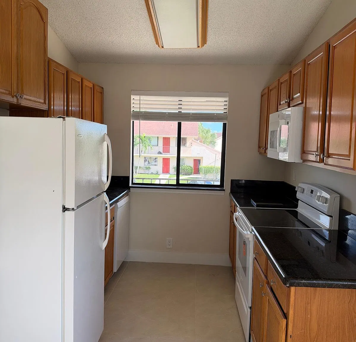 2 bed, 1.5 bath, 814 sqft, $1,900 — Photo 2