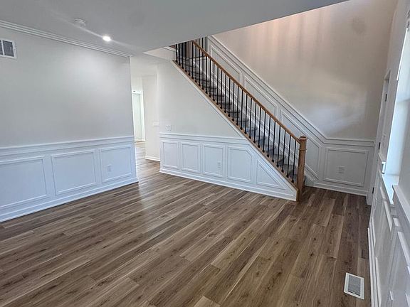 4th image of 229 Ridge Ave