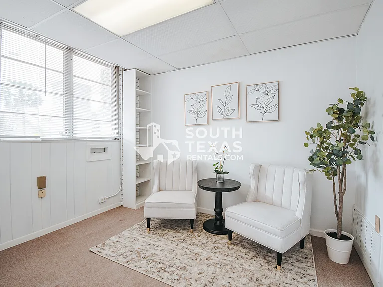 305 N Laurent St — Photo 5