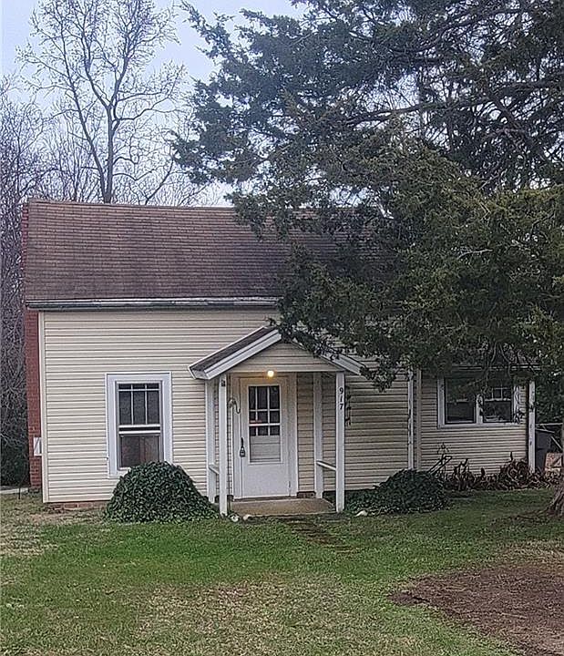 2nd image of 917 Pine Circle Dr