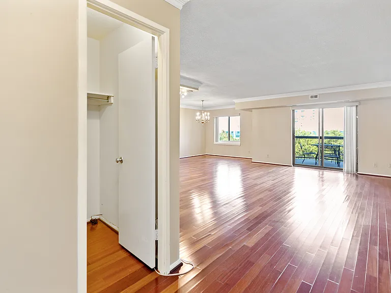 8370 Greensboro Dr #1004 — Photo 2