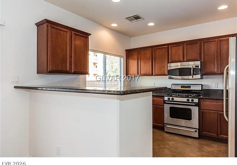 3 bed, 2.5 bath, 1595 sqft, $1,800 — Photo 2
