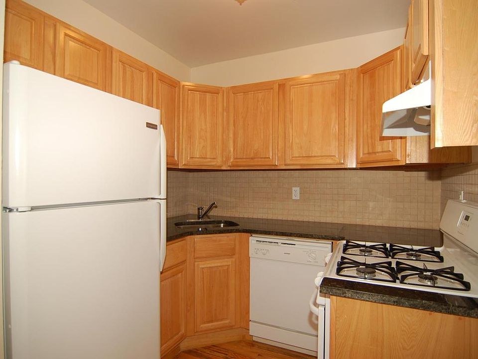 2nd image of 2471 Crotona Ave #2B