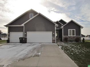 526 Kingston Cir, Sergeant Bluff, IA 51054