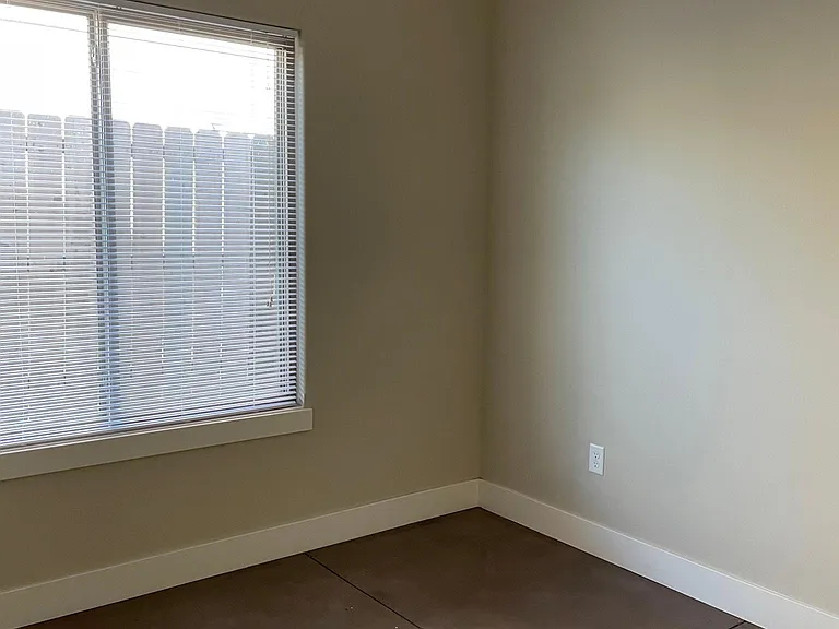 4827 N Hillside Ct — Photo 13