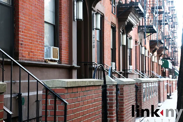 Rented by Link NY Realty | media 25