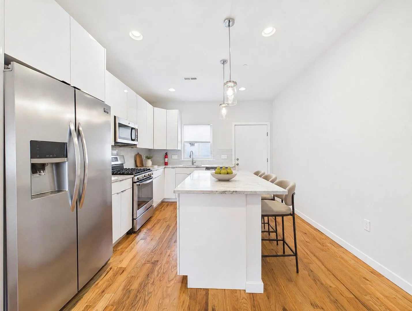 Beautiful bright 3 bed 3 bath home for rent with parking spot! — Photo 4