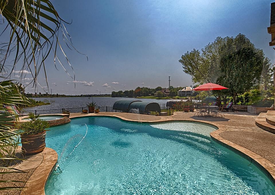 1st image of 273 Blue Heron Dr