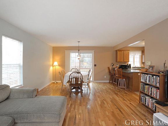 3rd image of 350 Guy St