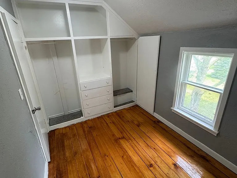 1304 Elizabeth Ave — Photo 2