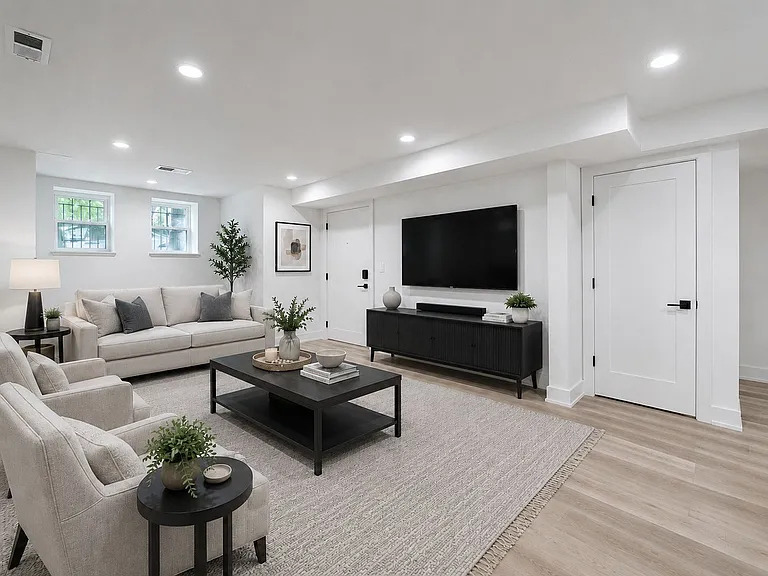 2113 N Kenmore Ave #G — Photo 2