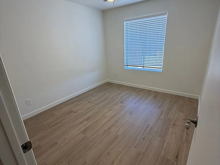 12658 N 42nd Ave — Photo 16