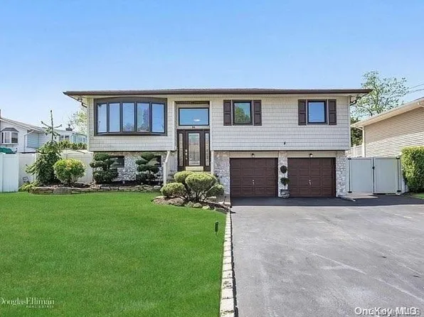 10 Brewster Road W, Massapequa, NY 11758