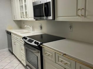 418 Commonwealth Ave #402, Boston, MA 02215