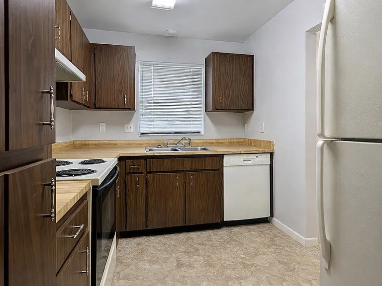 11511 Grove Ln — Photo 5