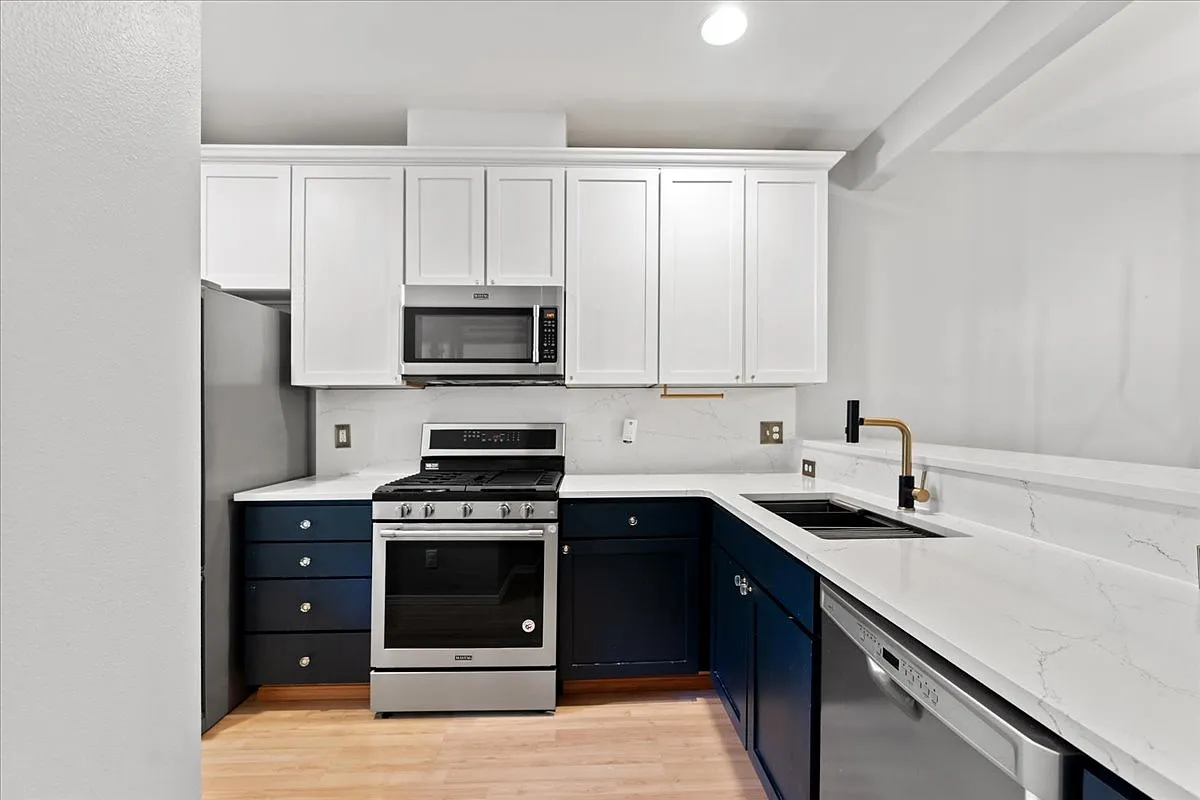 3-Bed/2.5 Bath Townhome - Rent includes water/sewer/trash utilities! — Photo 2