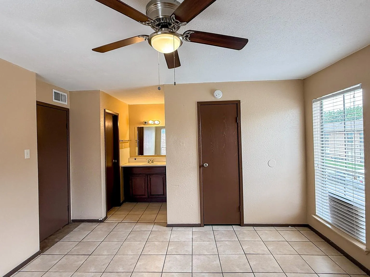 2 bed, 1.0 bath, 786 sqft, $900 — Photo 1