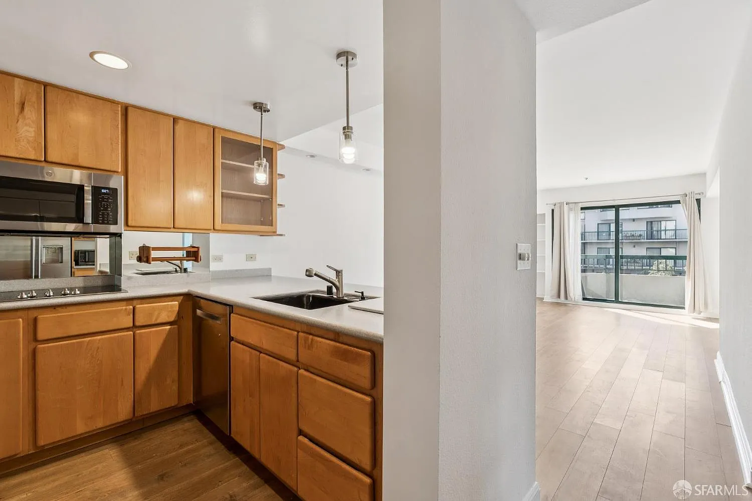 2 bed, 2.0 bath, 881 sqft, $4,995 — Photo 2