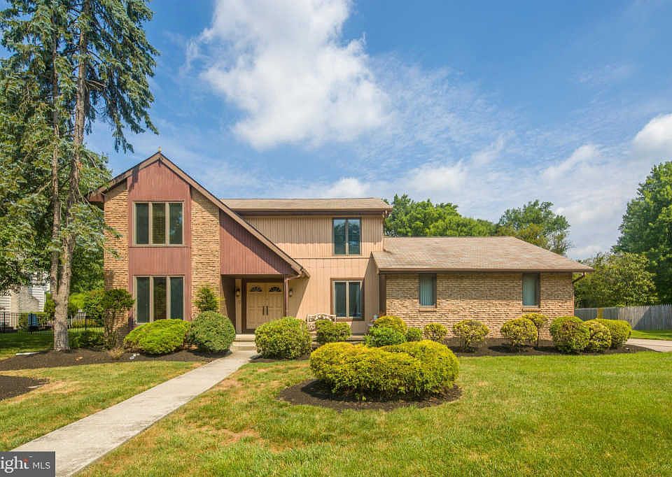 1st image of 17 N Woodleigh Dr