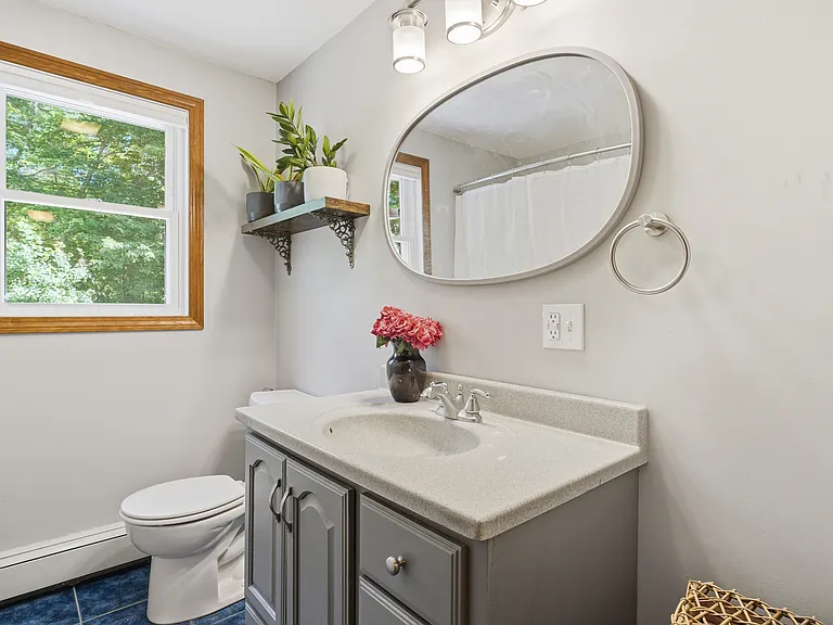 Common full bath at level 2