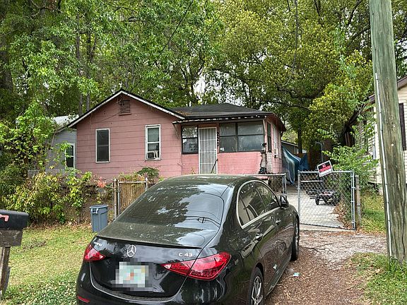 2nd image of 220 Bronson St