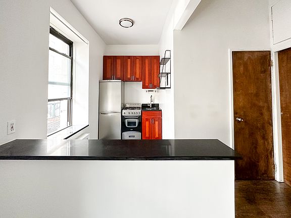 5th image of 102 W 80th St #22A