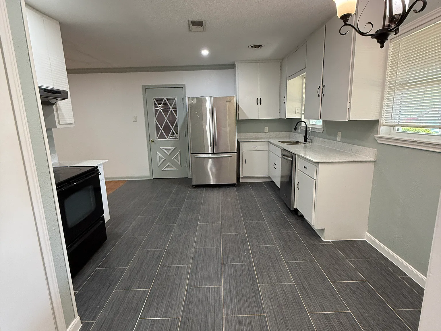 4 bed, 1746 sqft, $2,350 — Photo 2