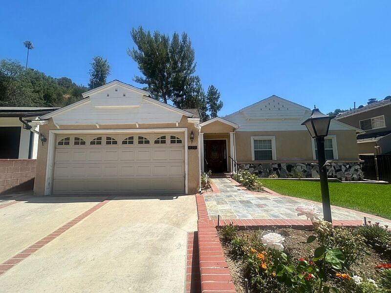 1st image of 429 Paulette Pl