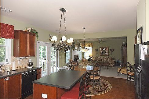 Beautiful Kitchen w/ Island, Pantry & Desk