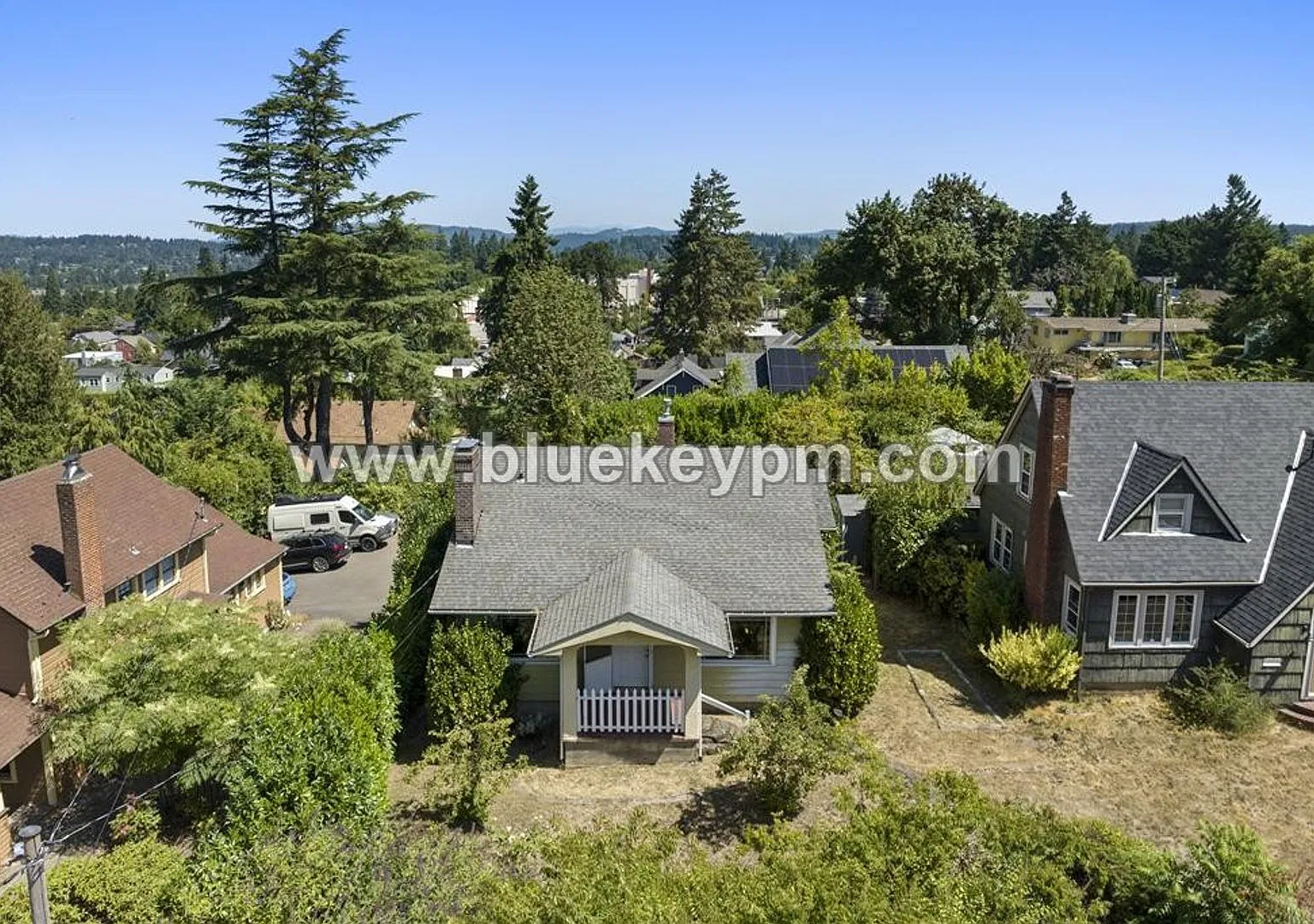 Fabulous Bungalow with 2 Beds, 1.5 Bathrooms, Basement and Large Yard — Photo 3
