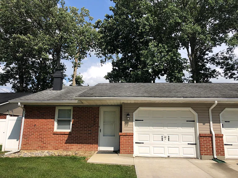 1037 Cameron Ln — Photo 2