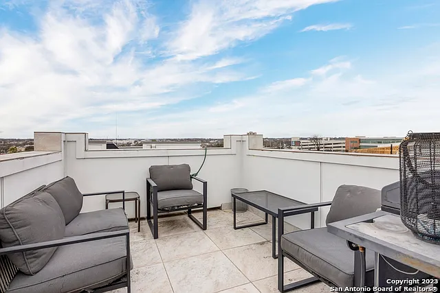 223 W Laurel — Photo 18