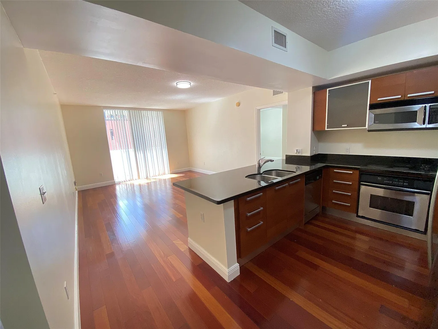 2 bed, 2.0 bath, 1044 sqft, $3,250 — Photo 2