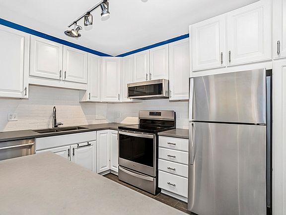 5th image of 835 Ridge Ave APT 401
