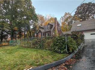 6 Cooper Ln, Hamden, CT 06514