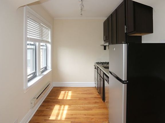 3rd image of 4737 N Hermitage Ave APT 404